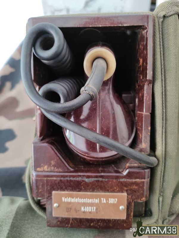 Téléphone de terrain militaire néerlandais en bakélite TA-3017, dans son sac d'origine